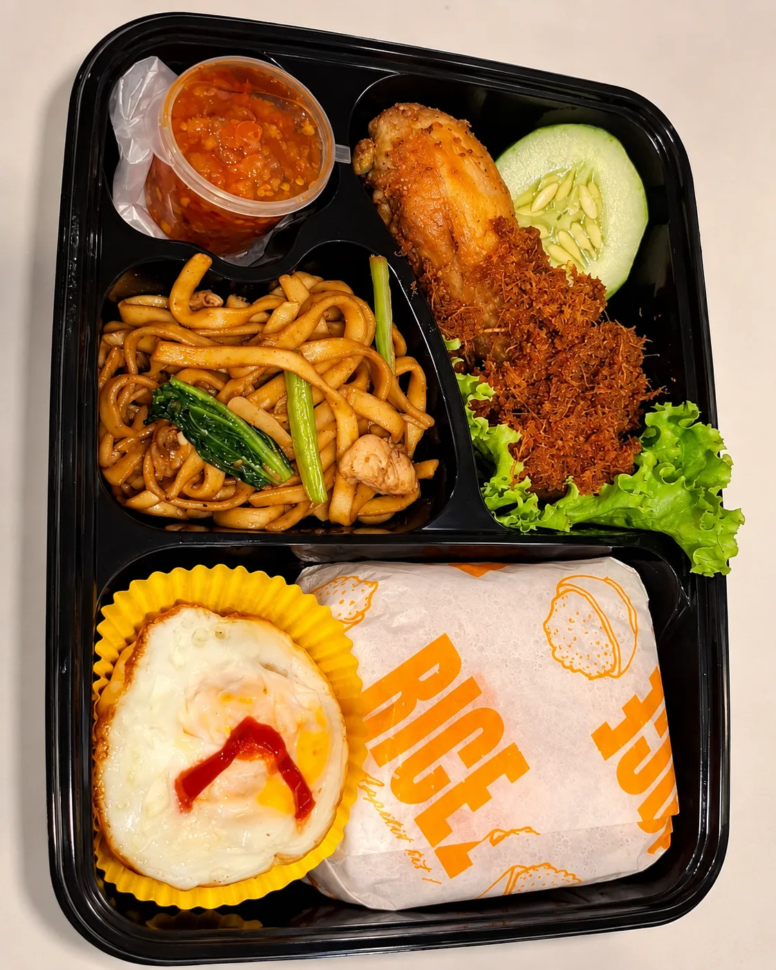 Meal box ayam dan mie Dapur Sajen