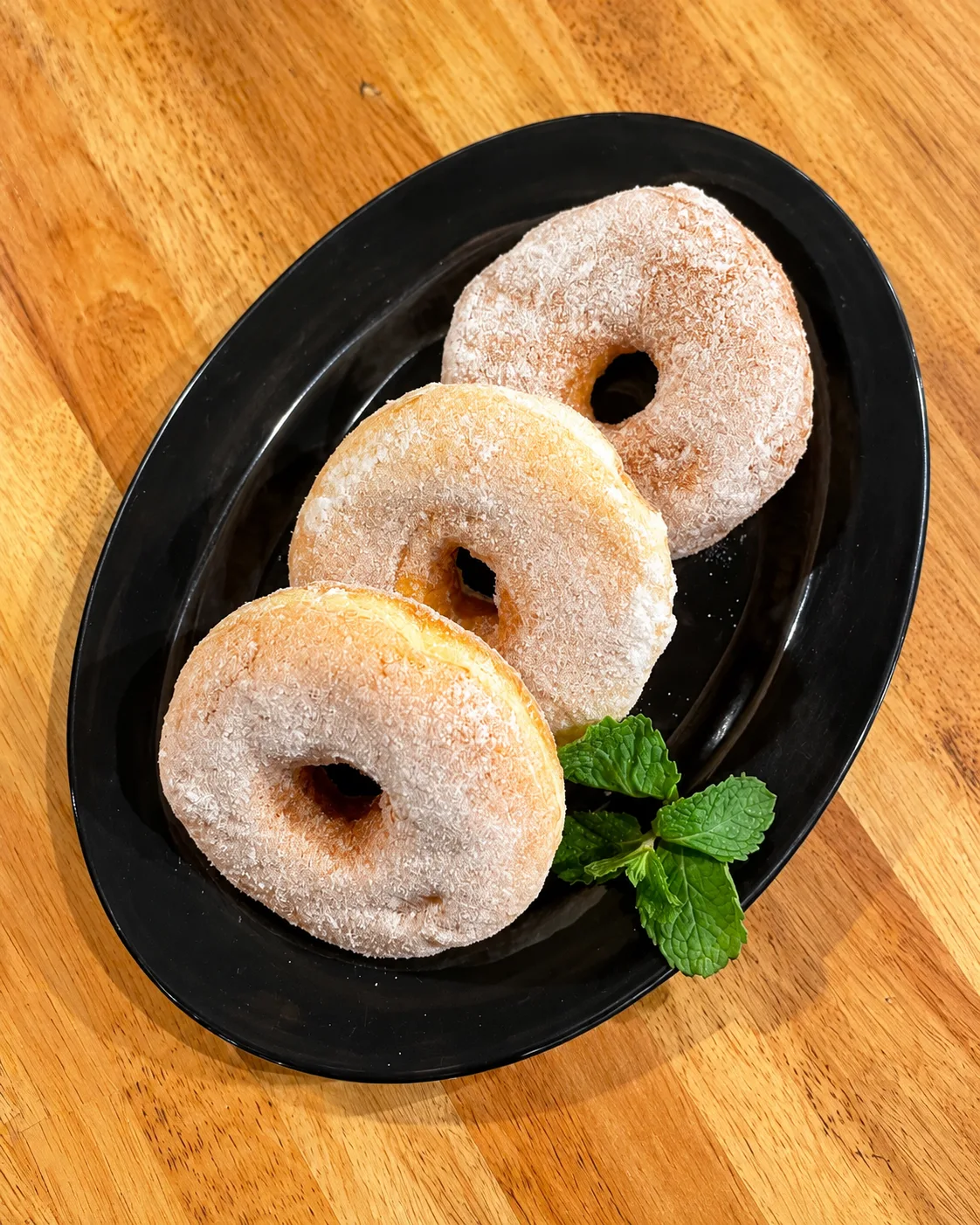 Donat dengan minuman mint Dapur Sajen