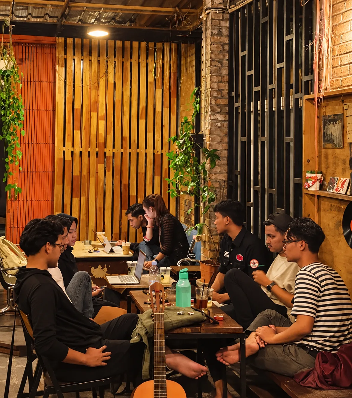 Pengunjung berkumpul di Dapur Sajen