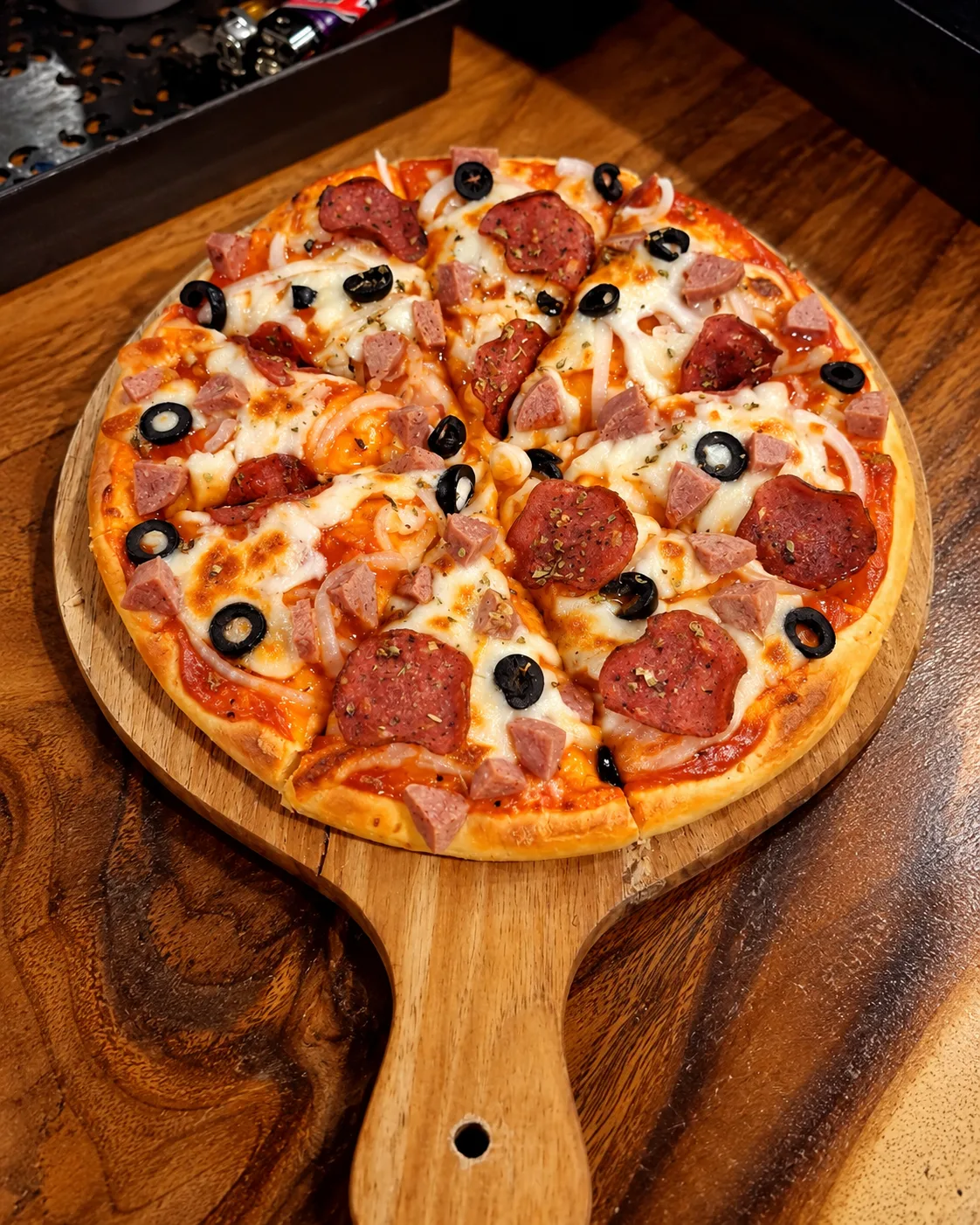Pizza dengan topping campur Dapur Sajen