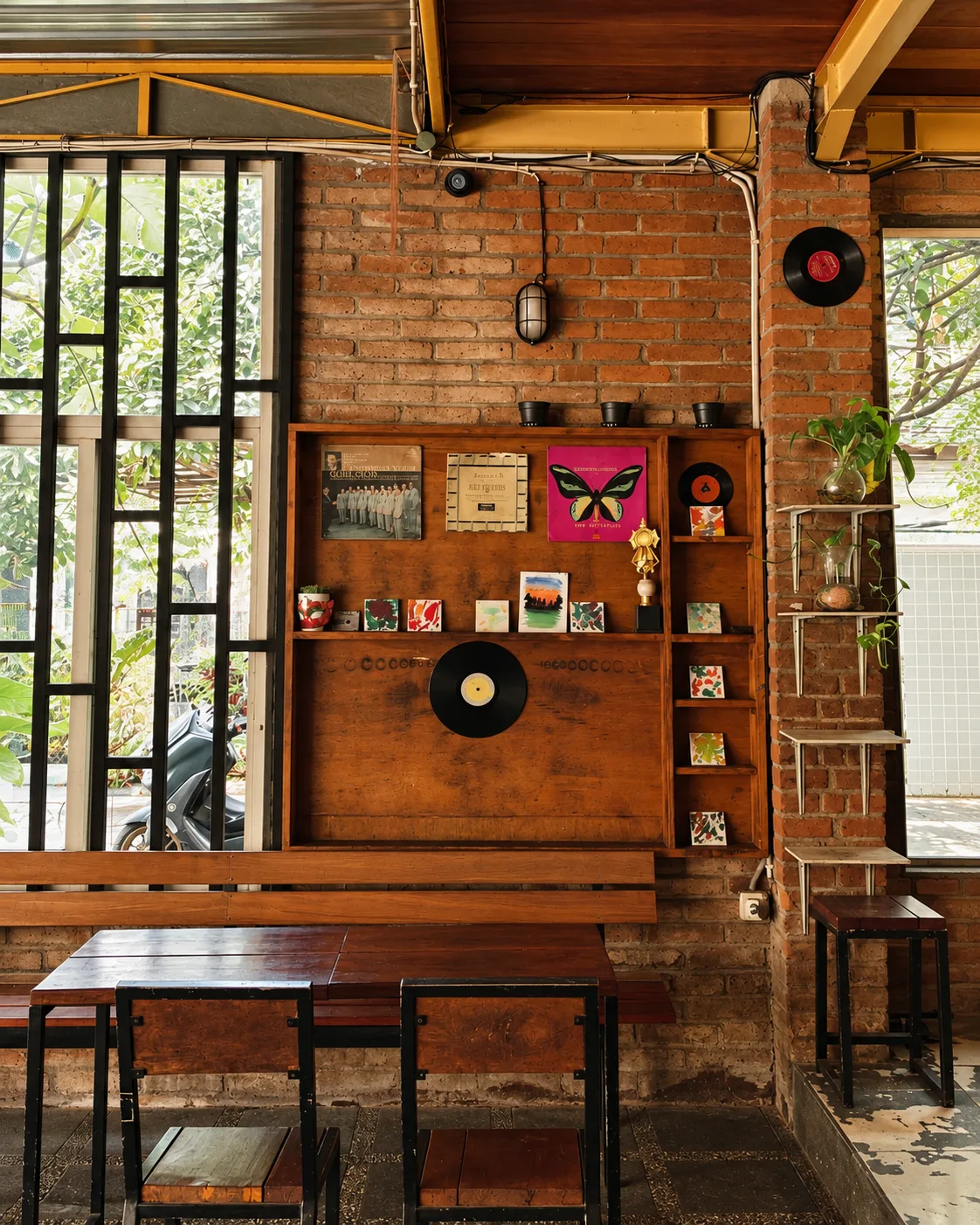 Koleksi vinyl di dinding Dapur Sajen